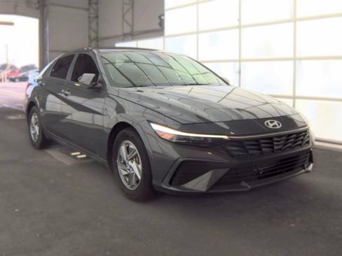 Used 2024 Hyundai Elantra SE FWD image 2
