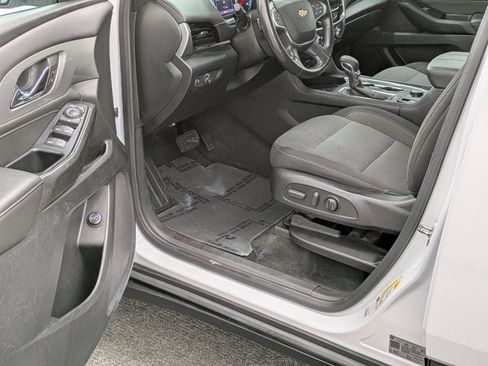 Used 2022 Chevrolet Traverse LT image 31