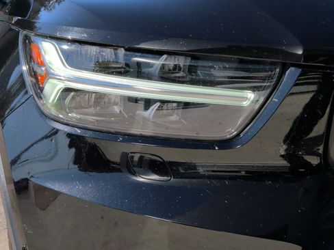 Used 2020 Volvo XC40 T4 R-Design image 11