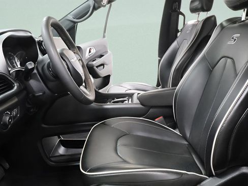 Used 2025 Chrysler Pacifica Limited FWD image 23