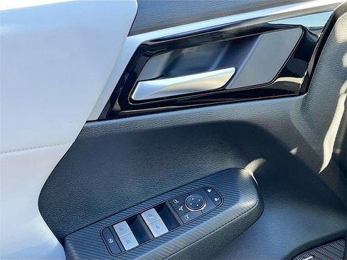 New 2025 Mitsubishi Outlander SE image 18