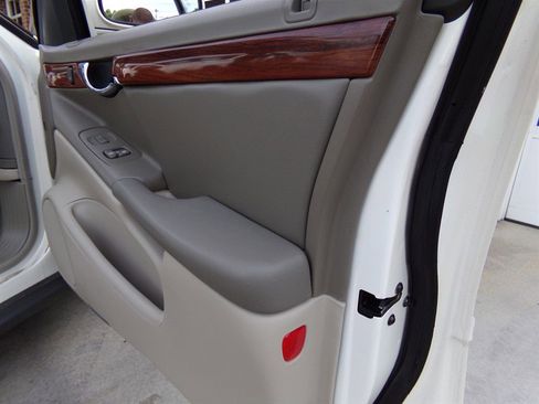 Used 2003 Cadillac De Ville Sedan w/ Comfort & Convenience Package image 81