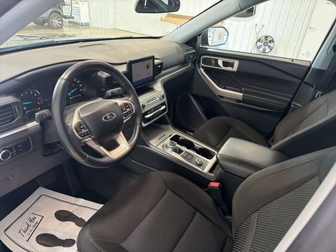 Used 2023 Ford Explorer XLT AWD/4WD image 8