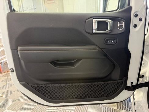 Used 2025 Jeep Wrangler Unlimited Sahara AWD/4WD image 19