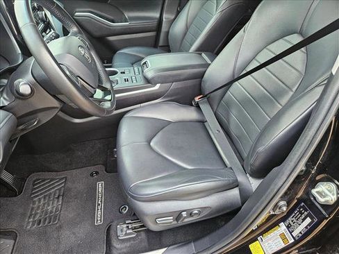 Used 2020 Toyota Highlander XLE image 15