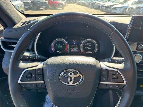 Used 2025 Toyota Highlander XSE AWD/4WD image 25