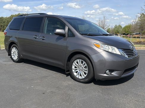 Used 2017 Toyota Sienna XLE FWD image 2