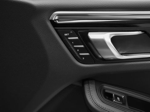 Certified 2024 Porsche Macan AWD/4WD image 21