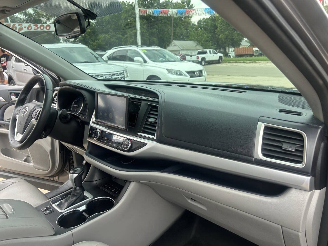 Used 2016 Toyota Highlander XLE AWD/4WD image 25