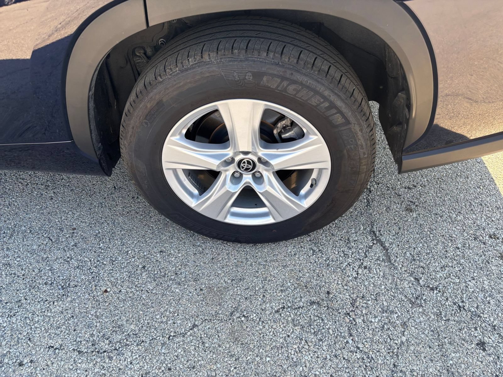 Used 2025 Toyota Highlander LE FWD image 31