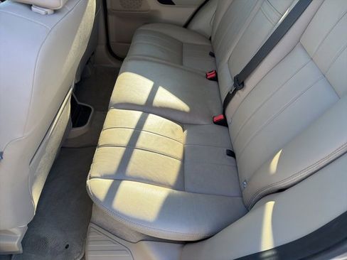 Used 2011 Land Rover LR2 HSE image 8