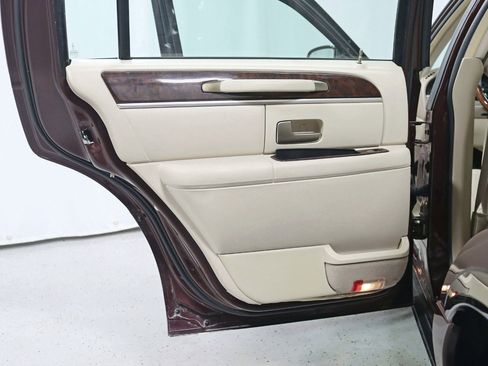 Used 2010 Lincoln Town Car Signature Limited RWD image 28