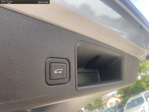 Used 2024 GMC Terrain SLT w/ Tech Package FWD image 11