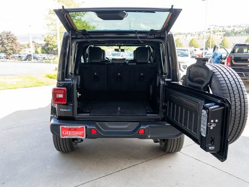 Used 2021 Jeep Wrangler Unlimited Sahara AWD/4WD image 32