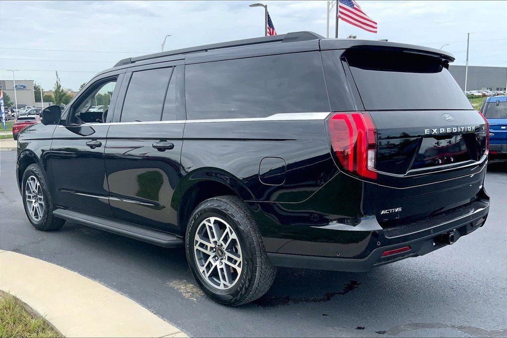 Used 2025 Ford Expedition Max Active AWD/4WD image 2