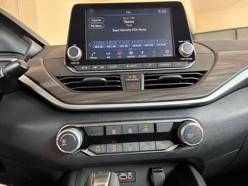 Used 2025 Nissan Altima 2.5 SV FWD image 14