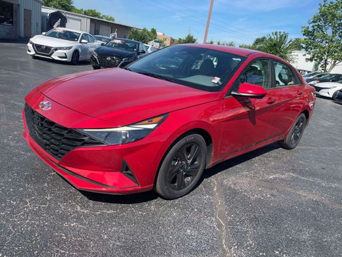 Used 2022 Hyundai Elantra SEL w/ Convenience Package FWD image 2