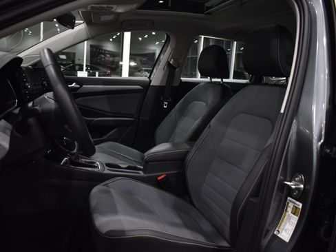 Used 2025 Volkswagen Jetta SE w/ Sunroof Package image 22