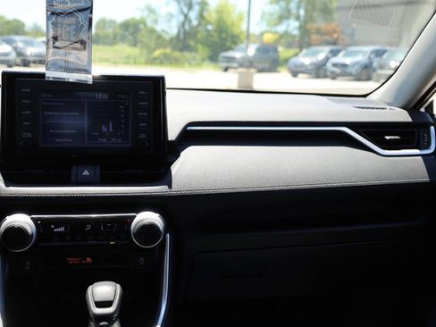 Used 2019 Toyota RAV4 LE AWD/4WD image 24