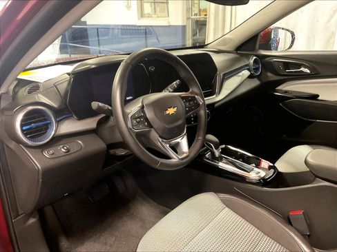 Used 2025 Chevrolet Trax LT w/ LT Convenience Package image 8