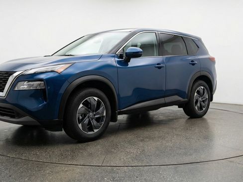 Used 2025 Nissan Rogue SV image 3