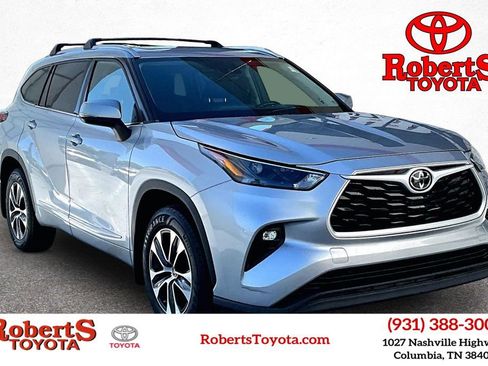 Used 2022 Toyota Highlander XLE AWD/4WD image 1