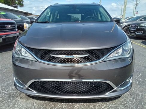 Used 2018 Chrysler Pacifica Touring-L FWD image 3