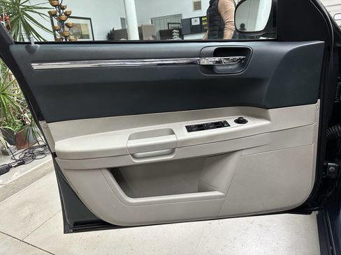Used 2005 Chrysler 300 Touring w/ Protection Group image 10