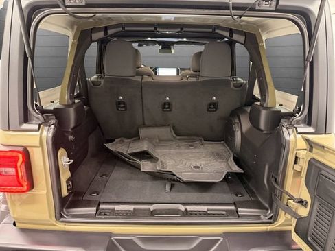 Used 2026 Jeep Wrangler Unlimited Rubicon w/ Technology Group AWD/4WD image 19