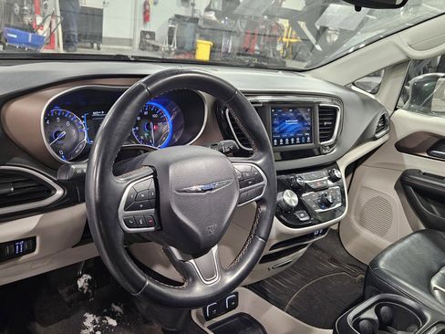 Used 2018 Chrysler Pacifica Touring-L image 10