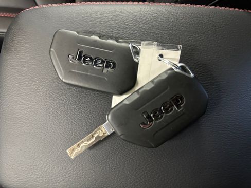 Used 2025 Jeep Wrangler Unlimited Rubicon AWD/4WD image 33