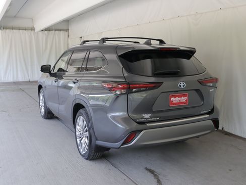 Used 2024 Toyota Highlander Platinum AWD/4WD image 25