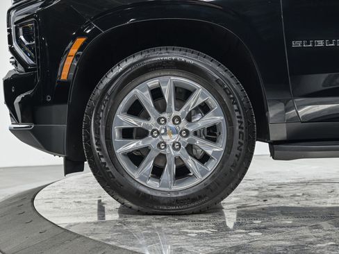 Used 2025 Chevrolet Suburban Premier image 3