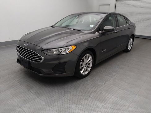 Used 2019 Ford Fusion SE FWD image 2