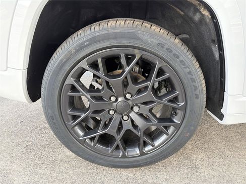 New 2026 Jeep Grand Cherokee Summit image 14