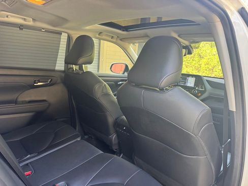 Used 2021 Toyota Highlander XLE image 16
