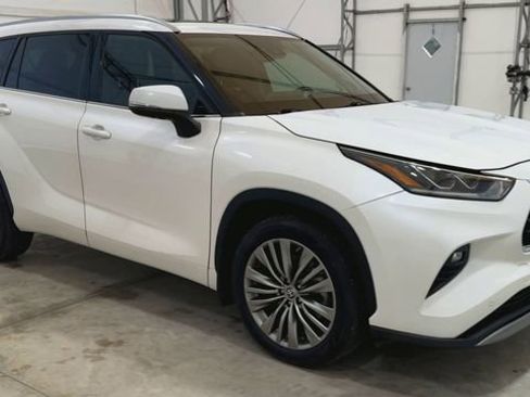 Used 2021 Toyota Highlander Platinum image 2