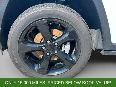 Used 2024 Jeep Grand Cherokee Altitude AWD/4WD image 9