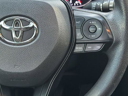 Used 2021 Toyota RAV4 XLE w/ Convenience Package FWD image 31