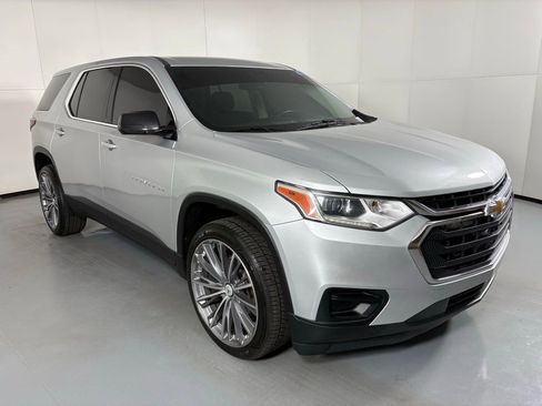 Used 2020 Chevrolet Traverse LS image 2