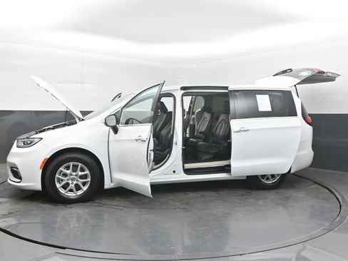Used 2023 Chrysler Pacifica Touring-L FWD image 38
