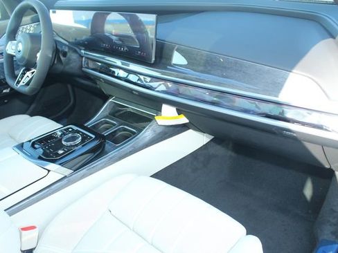 New 2026 BMW i7 xDrive60 w/ Executive Package image 24