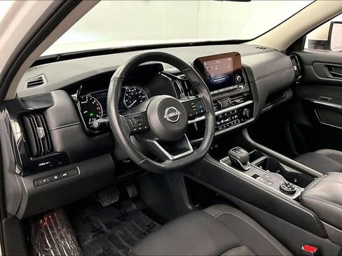 Used 2024 Nissan Pathfinder SV AWD/4WD image 17