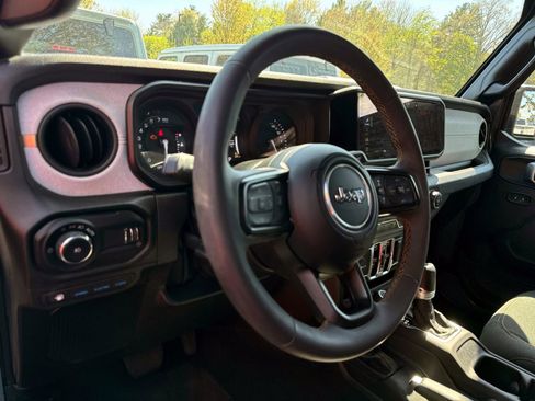 Used 2024 Jeep Wrangler Unlimited w/ Convenience Group AWD/4WD image 8