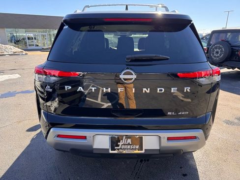 Used 2025 Nissan Pathfinder SL image 4
