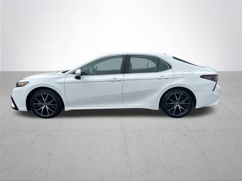 Used 2023 Toyota Camry SE w/ Cold Weather Package FWD image 10