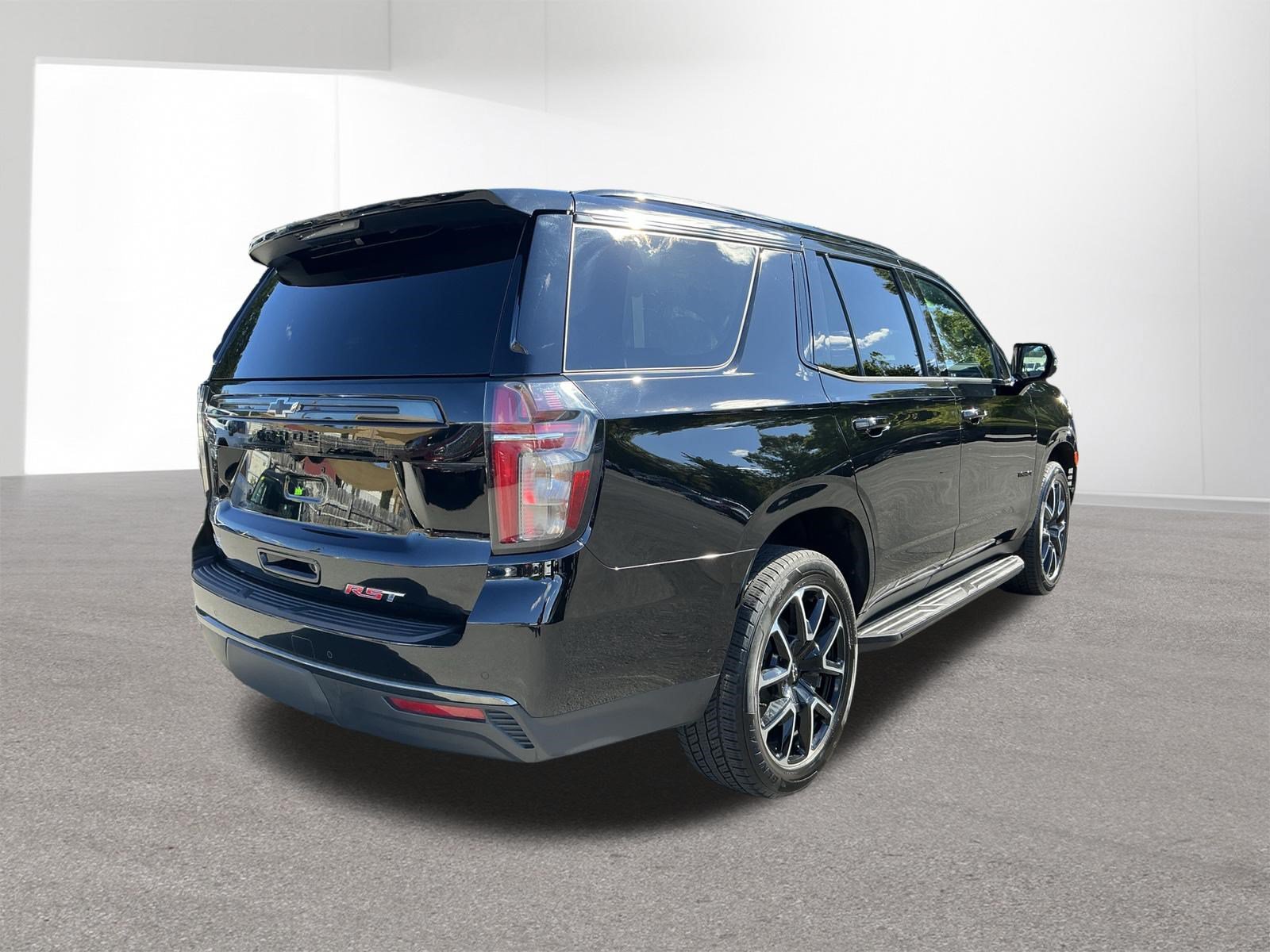Used 2021 Chevrolet Tahoe RST w/ Luxury Package AWD/4WD image 3