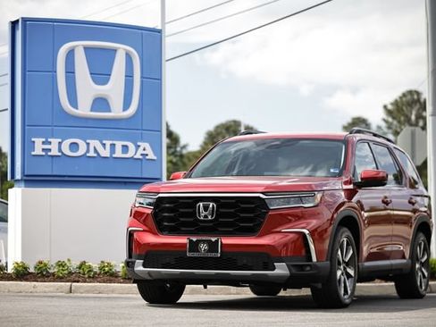 Used 2025 Honda Pilot Touring image 1