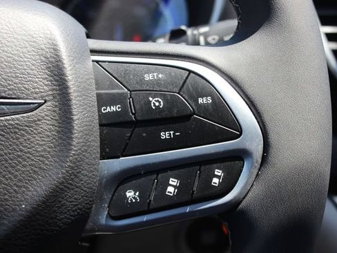 Used 2023 Chrysler Pacifica Touring-L FWD image 15