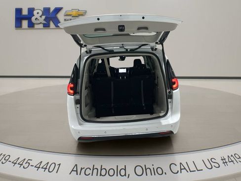 Used 2024 Chrysler Pacifica Touring-L FWD image 24